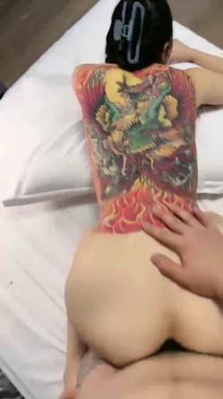 满背纹身气质御姐！抓起大屌一顿吸！69互舔肥逼，主动骑乘位深插，各种姿势轮番上，极度淫骚 截图10