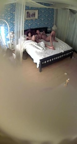 校园旁主题钟点房TP周末休息热恋小情侣出来开房造爱妹子吃肉棒的技术略显生熟啪啪一顿猛输出射肚子上 截图16