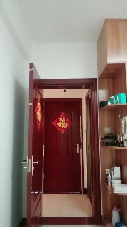 中年骚妇在家发骚，全程露脸让大哥面对镜头揉奶玩逼，内裤都没脱就草上了，各种抽插浪叫不止，口交大鸡巴 截图1