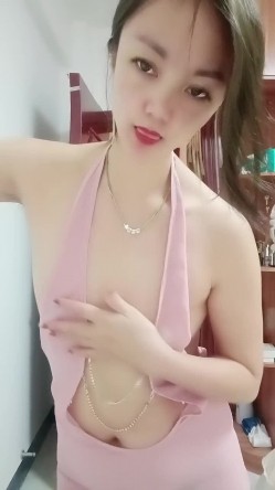 中年骚妇在家发骚，全程露脸让大哥面对镜头揉奶玩逼，内裤都没脱就草上了，各种抽插浪叫不止，口交大鸡巴 截图4