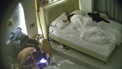 酒店偷拍连续3天入住的年轻情侣古灵精怪的双马尾可爱甜妹被男友不分日夜操了几次 截图2