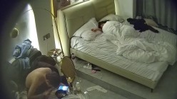 酒店偷拍连续3天入住的年轻情侣古灵精怪的双马尾可爱甜妹被男友不分日夜操了几次 截图3