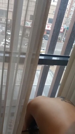 顶级绿帽刷锅狠人，私密交流群东北夫妻淫乱群交内容曝光，商场户外超市露出3P 截图11