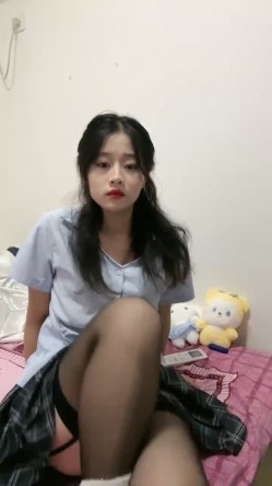 学生，刚下海就被狂干，【小薯芋】，关键是颜值超高，黑丝喷水，这小骚货天生就是吃这碗饭的，震撼推荐 截图2