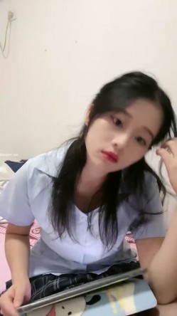 学生，刚下海就被狂干，【小薯芋】，关键是颜值超高，黑丝喷水，这小骚货天生就是吃这碗饭的，震撼推荐 截图3