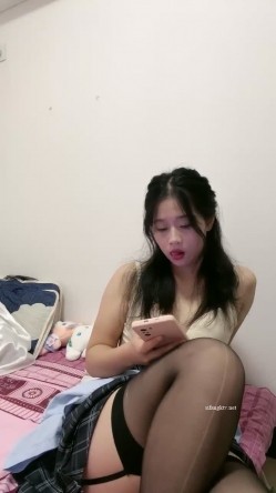 学生，刚下海就被狂干，【小薯芋】，关键是颜值超高，黑丝喷水，这小骚货天生就是吃这碗饭的，震撼推荐 截图8
