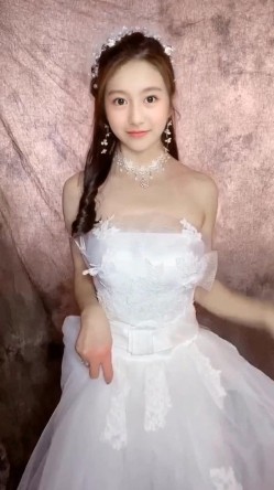 明星颜值新娘子拍婚纱的时候背着老公偷偷拍了一套裸体写真,摄影偷偷留了一份不小心流出网络 截图1