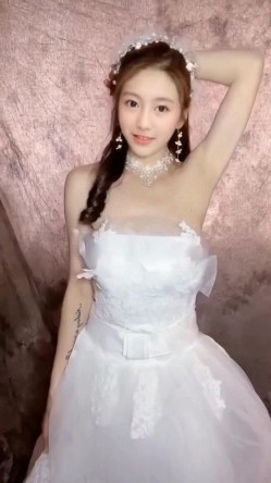 明星颜值新娘子拍婚纱的时候背着老公偷偷拍了一套裸体写真,摄影偷偷留了一份不小心流出网络 截图3