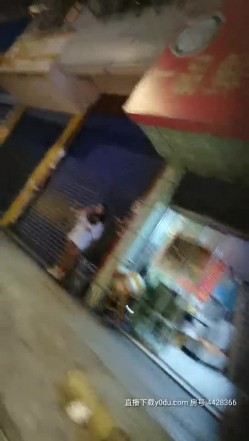 深夜快餐户外找个站街女，大街上挑的妹子一路尾随上楼直奔主题，脱了就干主动上位啪啪压在身下干射 截图1