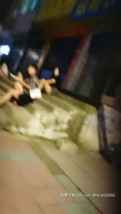 深夜快餐户外找个站街女，大街上挑的妹子一路尾随上楼直奔主题，脱了就干主动上位啪啪压在身下干射 截图2