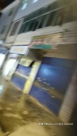 深夜快餐户外找个站街女，大街上挑的妹子一路尾随上楼直奔主题，脱了就干主动上位啪啪压在身下干射 截图3