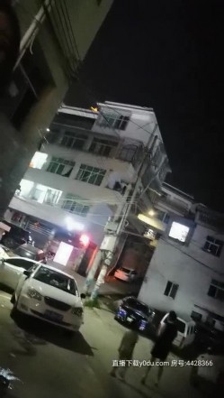 深夜快餐户外找个站街女，大街上挑的妹子一路尾随上楼直奔主题，脱了就干主动上位啪啪压在身下干射 截图4