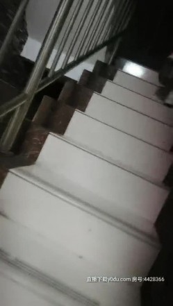 深夜快餐户外找个站街女，大街上挑的妹子一路尾随上楼直奔主题，脱了就干主动上位啪啪压在身下干射 截图5