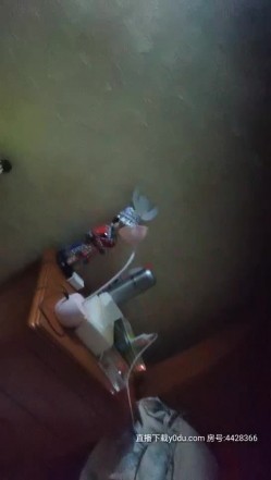 深夜快餐户外找个站街女，大街上挑的妹子一路尾随上楼直奔主题，脱了就干主动上位啪啪压在身下干射 截图7