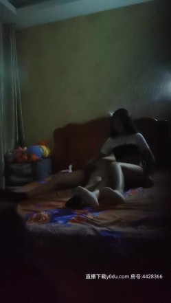 深夜快餐户外找个站街女，大街上挑的妹子一路尾随上楼直奔主题，脱了就干主动上位啪啪压在身下干射 截图8
