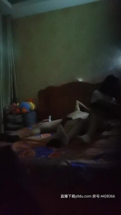 深夜快餐户外找个站街女，大街上挑的妹子一路尾随上楼直奔主题，脱了就干主动上位啪啪压在身下干射 截图9
