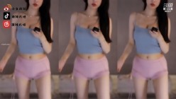 【斗鱼现役网红主播 南妹儿】女神的颤抖 整个奶子都要抖出来了 热舞走光被封合集 截图6