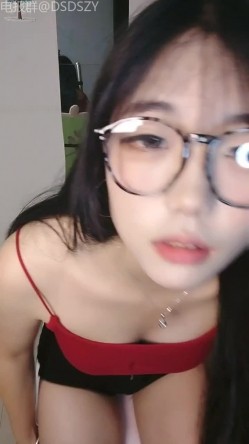 ️极品萌妹【06年小甜甜】颜值姐妹相互调教，露脸揉奶道具自慰 截图1