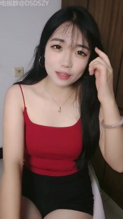 ️极品萌妹【06年小甜甜】颜值姐妹相互调教，露脸揉奶道具自慰 截图3