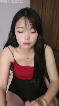 ️极品萌妹【06年小甜甜】颜值姐妹相互调教，露脸揉奶道具自慰 截图5