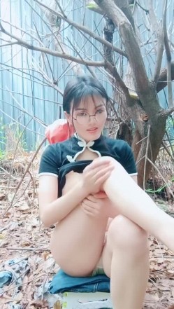 天气不错骚逼跟蒙面小哥户外啪啪，全程露脸口交大鸡巴，让小哥按在树上扛腿爆草抽插，浪叫不断玩她骚奶子 截图2