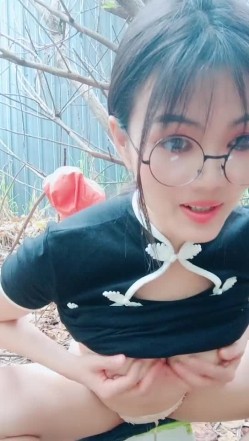 天气不错骚逼跟蒙面小哥户外啪啪，全程露脸口交大鸡巴，让小哥按在树上扛腿爆草抽插，浪叫不断玩她骚奶子 截图4