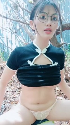 天气不错骚逼跟蒙面小哥户外啪啪，全程露脸口交大鸡巴，让小哥按在树上扛腿爆草抽插，浪叫不断玩她骚奶子 截图5