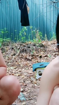 天气不错骚逼跟蒙面小哥户外啪啪，全程露脸口交大鸡巴，让小哥按在树上扛腿爆草抽插，浪叫不断玩她骚奶子 截图9
