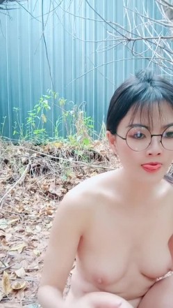 天气不错骚逼跟蒙面小哥户外啪啪，全程露脸口交大鸡巴，让小哥按在树上扛腿爆草抽插，浪叫不断玩她骚奶子 截图11