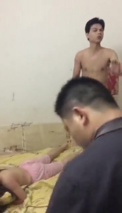 【门事件】 妻子和情夫偷情：两人半光着身子被暴力捉奸现场 ️妻子还全力护着奸夫 截图14