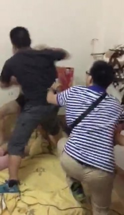 【门事件】 妻子和情夫偷情：两人半光着身子被暴力捉奸现场 ️妻子还全力护着奸夫 截图15