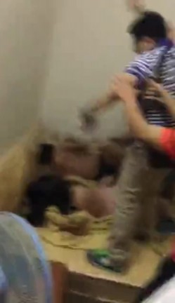 【门事件】 妻子和情夫偷情：两人半光着身子被暴力捉奸现场 ️妻子还全力护着奸夫 截图16