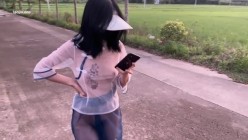 人气露出女神，【cikaimoon】，薄纱全透明，户外乡下乱逛，从白天到黑夜，闲逛青花瓷古镇好刺激！ 截图3