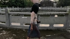 人气露出女神，【cikaimoon】，薄纱全透明，户外乡下乱逛，从白天到黑夜，闲逛青花瓷古镇好刺激！ 截图8