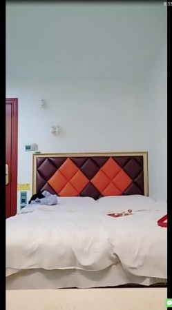美人痣少妇勾搭路人小伙宾馆直播口鸡巴舔逼各种体位操 截图4