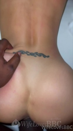 媚黑顶流！绿帽淫妻天花板！「WifelovesBBC」OF私拍 野性力量与熟女淫妻的原始碰撞 截图1
