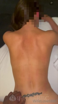 媚黑顶流！绿帽淫妻天花板！「WifelovesBBC」OF私拍 野性力量与熟女淫妻的原始碰撞 截图7