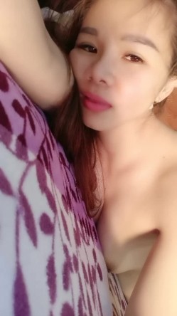 韵味少妇结婚好几年的夫妻花样百出很会玩，无套啪啪高难度姿势操逼 截图13