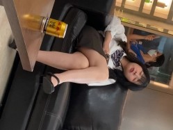 商场偶遇躺沙发上休息裙装营业员,透过岔开的大腿欣赏诱人的白内裤 截图2