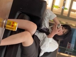 商场偶遇躺沙发上休息裙装营业员,透过岔开的大腿欣赏诱人的白内裤 截图14