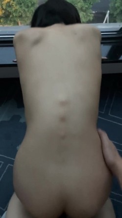 泄密流出某大神玩弄两个云南哈尼族黎族小姐姐SM捆绑飘窗对着大街啪啪舔脚吞精敷面膜 截图1