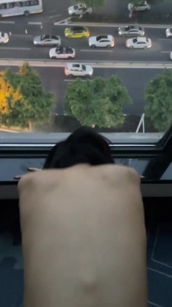 泄密流出某大神玩弄两个云南哈尼族黎族小姐姐SM捆绑飘窗对着大街啪啪舔脚吞精敷面膜 截图2