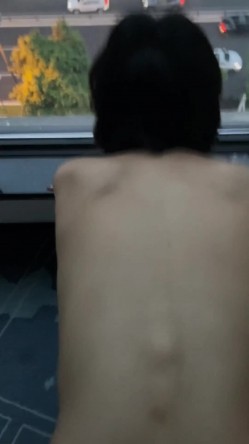 泄密流出某大神玩弄两个云南哈尼族黎族小姐姐SM捆绑飘窗对着大街啪啪舔脚吞精敷面膜 截图3
