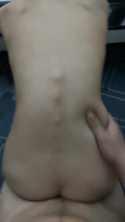 泄密流出某大神玩弄两个云南哈尼族黎族小姐姐SM捆绑飘窗对着大街啪啪舔脚吞精敷面膜 截图5