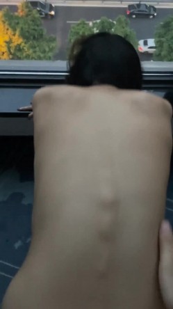 泄密流出某大神玩弄两个云南哈尼族黎族小姐姐SM捆绑飘窗对着大街啪啪舔脚吞精敷面膜 截图9