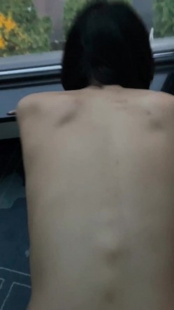 泄密流出某大神玩弄两个云南哈尼族黎族小姐姐SM捆绑飘窗对着大街啪啪舔脚吞精敷面膜 截图11
