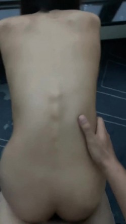 泄密流出某大神玩弄两个云南哈尼族黎族小姐姐SM捆绑飘窗对着大街啪啪舔脚吞精敷面膜 截图12