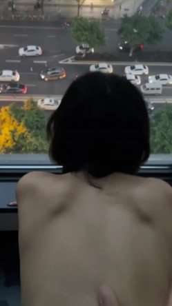 泄密流出某大神玩弄两个云南哈尼族黎族小姐姐SM捆绑飘窗对着大街啪啪舔脚吞精敷面膜 截图15