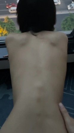 泄密流出某大神玩弄两个云南哈尼族黎族小姐姐SM捆绑飘窗对着大街啪啪舔脚吞精敷面膜 截图16