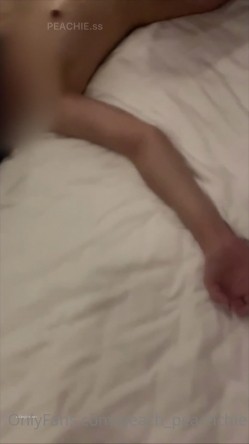 白皙性感绿帽淫妻Peach私拍第三季~邀请实力单男3P调教全自动非常反差(上卷) 截图5